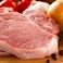 美濃ヘルシーポークは岐阜県産銘柄豚肉です。肉質はきめ細やかで柔らかく、豚肉本来の旨みとコクを堪能できる美味しい豚肉です。生産者が、安全・安心に心がけ丹精込めて育て上げた逸品をぜひご賞味ください。