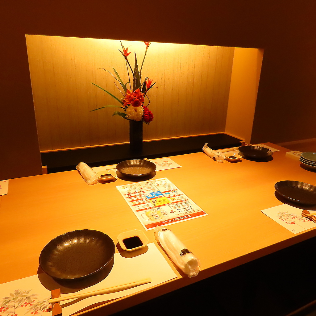 落ち着いたお洒落な和個室を2名様からご用意可能！会社宴会や接待など最適です◎