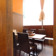 飲み会やデートにピッタリ♪開放感のある半個室席。2～12名様までご利用可能！