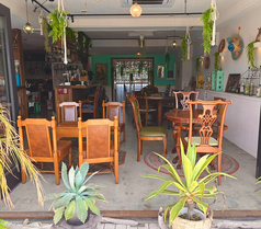 扉を開け心地よい風を感じながら開放感あふれる半テラスのテーブル席