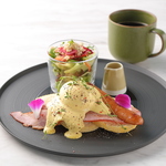 「エッグベネディクト」はイングリッシュマフィンをベースに、オランデーソースで仕上げたメニュー☆