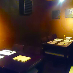 上質な和の空間です。ゆったりと腰をかけられる、ゆとりあるテーブル席を完備しております。各種飲み会やご宴会にもおすすめ。