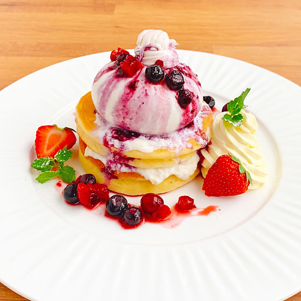 「ブッラータチーズパンケーキ」は切り口から溢れるチーズと甘いソースよく絡めてどうぞ♪