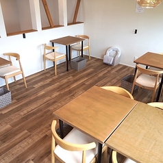 【開放的でおしゃれなロフト席】ロフト席は、シンプルでスタイリッシュなデザインが特徴です。2名様で向かい合って座れる席や、4名様のグループでお座りいただける席もあり、愛犬と一緒に過ごすこともできるため、ペット同伴の方も安心してお越しいただけます！窓から自然光が差し込み、居心地の良さを引き立ててくれます★