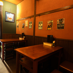 【店内喫煙OK】1階席は喫煙OK！タバコを吸いながらゆっくりとお過ごしいただけます。タバコが苦手な方でも安心してお食事をお楽しみいただけるように２階席は禁煙となっております。