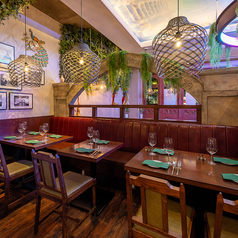 8～10名様でのご利用に適したテーブル席は、会社の食事会や同窓会など幅広い集まりに便利です。ゆったりと配置された席で料理を囲みながら会話を楽しめ、季節の集まりや食事会にもご利用いただけます。