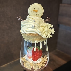 種類豊富なスイーツやデザートカクテルの写真