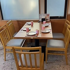 落ち着いた雰囲気のテーブル席です◎4名様までゆったりと座れるため、女子会やビジネスランチなど様々なシーンに活躍します。心地よいソファ席に身を任せて、シェフ自慢の本格四川料理を心ゆくまで味わえる、居心地の良さが自慢のお席です♪プライベートな時間を大切にしたい時にも◎