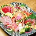 直送鮮魚の刺身盛り合わせは団体様でのご宴会にお勧めです。旬の味わいをお愉しみ下さい◎