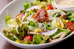 肉味噌の和風サラダ