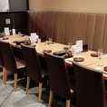 【多彩なシーンに対応】ゆったりと寛げるソファー席は、ご家族やご友人との気軽なお食事にぴったり。窓際のお席からは美しい夜景も楽しめ、記念日やお祝い事など特別な日のご宴会にも最適です。周りを気にせず過ごせる居心地の良い空間で、大切な方と思い出に残る素敵なひとときをお過ごしください。