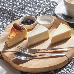3種のチーズケーキを一皿で食べ比べ。の写真