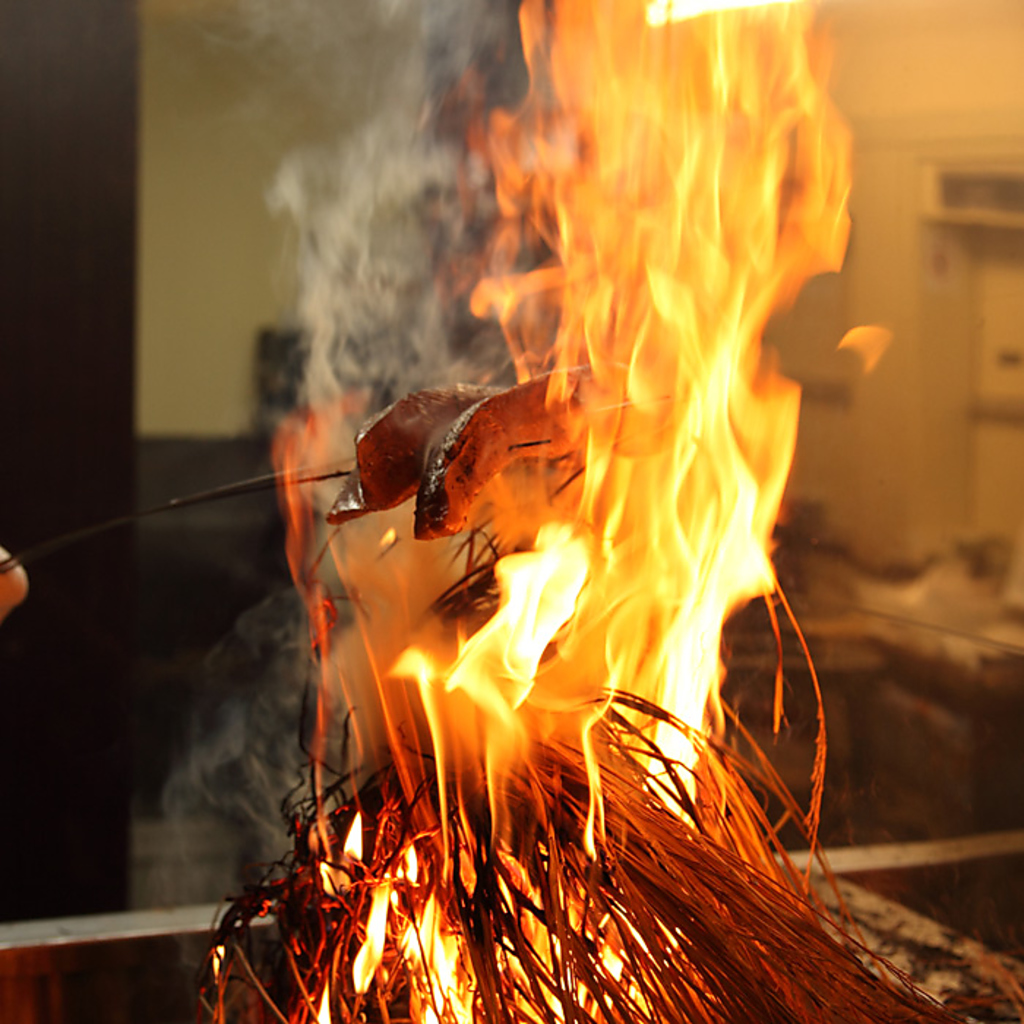 当店名物の藁焼きはいい香り♪生のカツオを豪快に藁焼きで仕上げます！