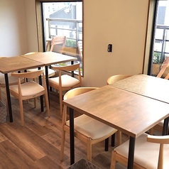 【ゆったりとしたひとときを過ごせるロフト席】当店のロフト席は、明るい自然光が差し込み、開放感あふれる空間で心地よい時間をお楽しみいただけます。グループでご利用いただける広々としたスペースは、愛犬と一緒に過ごすことも可能◎リラックスしながら楽しい会話や当店自慢の食事、ドリンク等をお楽しみくださいませ♪