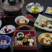 季節の食材に合わせて、盛り付ける器にもこだわっております。当店では、四季折々の器をご用意しております。料理だけでなく、目で見てもお楽しみいただく事ができます。