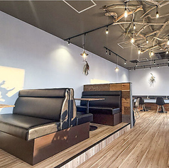 ゆったり寛げるソファー席は、小さなお子様連れや長時間のママ会利用に大人気のお席です。ふかふかのソファーに体を預けて、リラックスしながらお食事やおしゃべりを楽しめます。席数が限られているため、ご予約時にお問い合わせください。