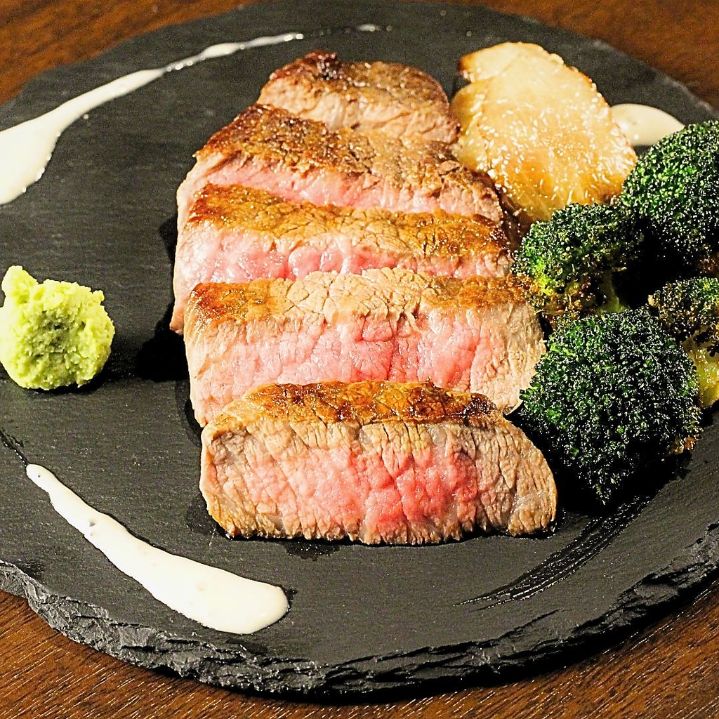 A５等級黒毛和牛のレアステーキ