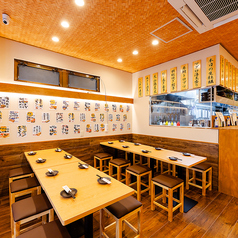 10名様まで着席可能な広々としたテーブル席は、会社のご宴会やご友人同士の集まりに最適です。全員の顔を見渡せるレイアウトで、一体感のあるひとときをお過ごしいただけます。ゆとりある空間で旬の料理とお酒を囲みながら、笑顔あふれる時間をお楽しみください。