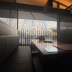 平城苑 エキスポシティ店の窓際テーブル席からは、昼夜問わず壮大な景色をお楽しみいただけます。特に、目の前にそびえる大観覧車「OSAKA WHEEL」のライトアップは圧巻です。開放感あふれる空間で、極上の焼肉を味わいながら、夜景が彩る特別なひとときをお過ごしいただけます。記念日やデートにも最適です。