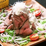 【至福のローストビーフ】は店内仕込み★カリカリに揚げたニンニクチップと自家製ダレとの相性も◎