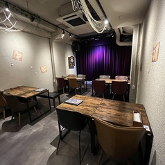 落ち着いた雰囲気の中でゆったりとお過ごしいただけるテーブル席です◎2名様からご利用いただけるので、デートや友人とのディナーにぴったり！壁一面に施された魔法の装飾を眺めながら、自慢の料理とドリンクを堪能できます。魔法の世界に浸りながら、会話も弾むプライベートな時間をお楽しみください。