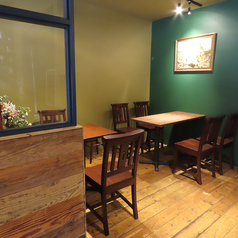 テーブルを繋げて着席最大10名様までご案内が可能でございます。