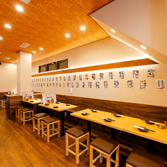 4名様用のテーブル席は、ご友人同士での飲み会やご家族でのお食事にぴったり。全員の顔を見渡しやすい配置で、自然と会話も弾みます。落ち着いた雰囲気の中で、旬の料理とお酒を囲みながら、ゆったりとした時間をお楽しみください。少人数での宴会や女子会にもおすすめです。