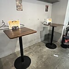 和の風情が色濃く残る店内は、これぞ大衆酒場といった趣。広々としたカウンター席がメインで、一人でもふらりと立ち寄りやすい造り。木の温もりを感じる年季の入ったカウンターと、天井の赤提灯がノスタルジック。気取らない雑多な雰囲気が心地よく、のんびり過ごせる、仕事帰りの癒やしの場所です。