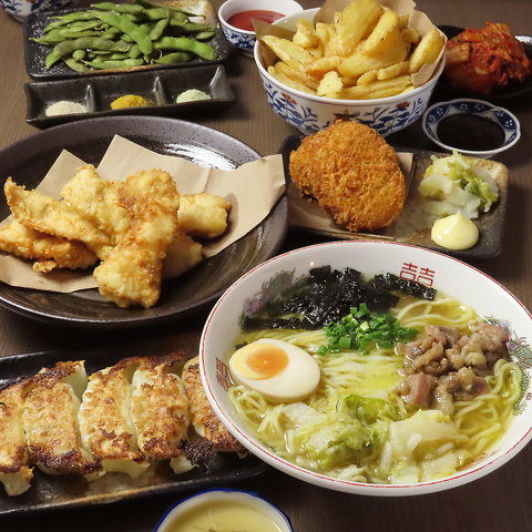 鍋焼きラーメンやかしわ天とお酒を楽しめるアットホームな空間。
