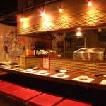 思わず笑顔になってしまう元気なスタッフとの会話もお楽しみいただけるカウンター席。