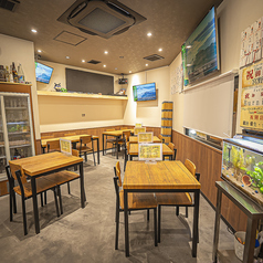 【ご友人との楽しいひとときを♪】組み合わせ自由なテーブル席!地元の友人とたまにはじっくり飲んで語って…そんなひと時も素敵ですね☆お好みのドリンク片手にいつもより深い話も出来ちゃうかも!