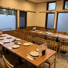 グループでの食事会や、ご家族での団らんにぴったりな広々としたテーブル席です◎席の間隔を十分に確保しており、周りを気にせずゆったりと寛げます。車椅子やベビーカーでの入店も可能な広々とした設計で、どなたでも快適に四川料理を満喫できる心地よい空間です♪