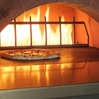 ピザ窯で焼き上げる自家製PIZZAやハンバーグを堪能♪