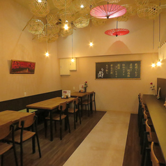 4名様用のテーブル席を3席ご用意しているため、最大12名様まで横並びでご案内可能です。ご友人同士や御親族の集まりにもご利用いただけます。