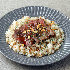 牛ステーキがのったガーリックライス