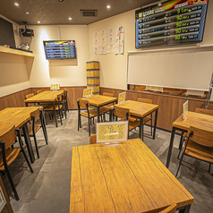 【お仕事帰りに至福の一杯★】組み合わせ自由なテーブル席!お仕事を頑張った後は、お好きなドリンクとお料理を楽しんで気分をリフレッシュ!最寄駅から徒歩10分なので、お仕事終わりにサクッと飲める!