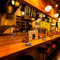 目の前で調理の様子を楽しめるカウンター席は、一人飲みや仕事帰りの一杯に最適。炭火焼きの香りを感じながら、焼き鳥や鰻料理とお酒を堪能できます。五反田駅近で、気軽に立ち寄れる居酒屋ならではの席です。