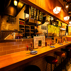 目の前で調理の様子を楽しめるカウンター席は、一人飲みや仕事帰りの一杯に最適。炭火焼きの香りを感じながら、焼き鳥や鰻料理とお酒を堪能できます。五反田駅近で、気軽に立ち寄れる居酒屋ならではの席です。