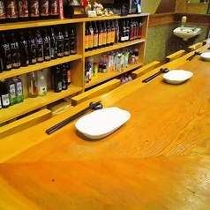 温かな木のカウンターが印象的な居酒屋。全10席のカウンターは程よい距離感で、ひとり飲みからしっぽり飲みまで気軽に楽しめます。