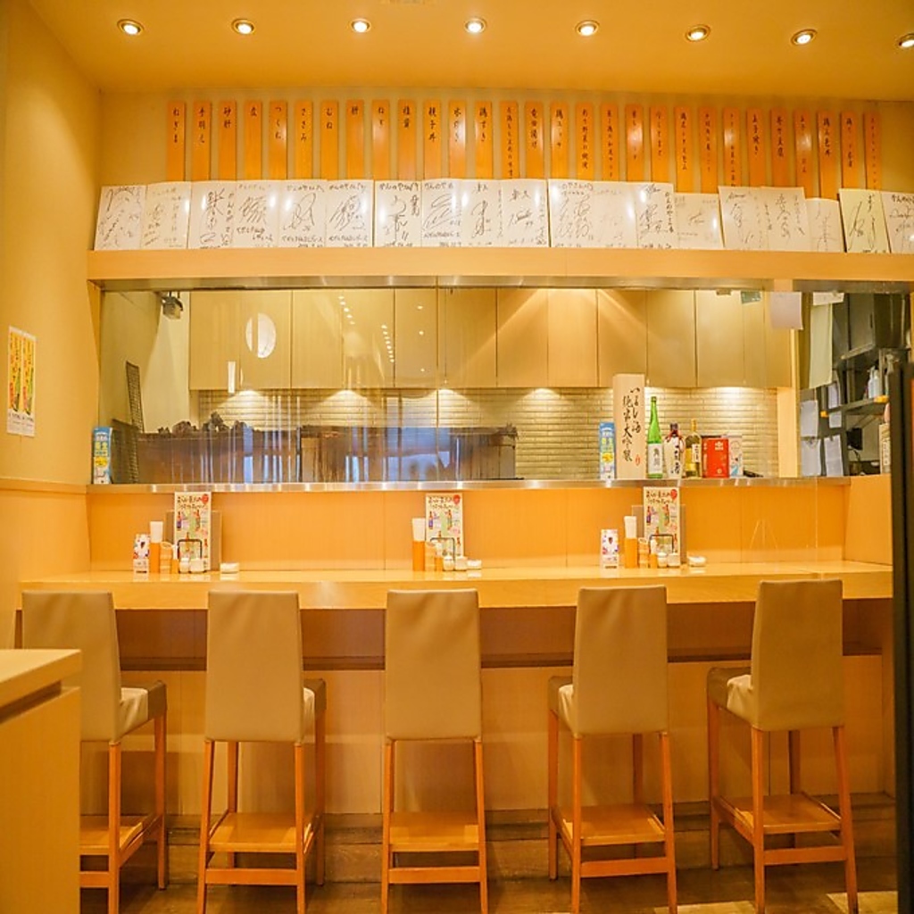 これぞ職人の腕前！広々カウンターで串とビール・焼酎・日本酒などを・・・