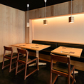 【2階】向かい合ってお2人でご利用いただけるテーブル席は、特別なデートや大切な人とのひとときに最適です。温もりのある木の温かみに囲まれ、心地よいプライベート空間を演出します。お一人様でのご利用から、テーブルを結合して10名様でのご利用も可能です。