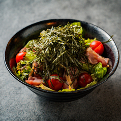 地鶏のたたきのせ梅じそサラダ