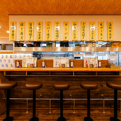 落ち着いた雰囲気のカウンター席は、お一人様でも気軽に利用できる特等席。隣同士で肩を並べて座れるため、デートや親しい方との語らいにもぴったりです。程よい距離感で過ごせる居心地の良い空間で、こだわりの料理とお酒をゆっくりとお楽しみいただけます。