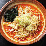 特選ロースからマルちゃん焼きそば味ホルモンまで豊富なメニュー。〆にはユッケジャンラーメンを。