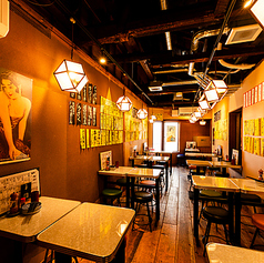 奥行きのある店内は、程よい賑わいと落ち着きを兼ね備えた空間。少人数から会社宴会まで幅広く対応でき、五反田の居酒屋として使い勝手の良さも魅力です。焼き鳥や鰻料理を囲み、ゆったりとした時間を過ごせます。