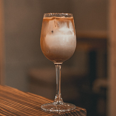 夜にだけ出会えるワイングラスのコーヒーの写真