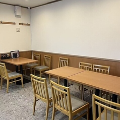 落ち着いて食事ができる、広めのテーブル席をご用意しております◎6名様程度の集まりに最適で、種類豊富なメニューを広げて賑やかに楽しめます。通路も広く確保されているため、店内での移動もスムーズ♪ご家族三世代での会食など、幅広い用途で安心してご利用いただけるお席です。