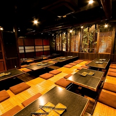 当店のお座敷席は独立した宴会場としてご利用いただけます。貸切の場合は最大60名様までゆったりとご着席可能で、周囲を気にせずプライベートな空間でご宴会をお楽しみいただけます。会社のご宴会や同窓会、各種イベントなど幅広いシーンに対応できる、落ち着いた雰囲気の空間です。