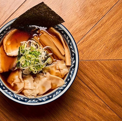 飛騨牛の旨みを極めた黄金出汁。ここでしか味わえない至福の一杯を。