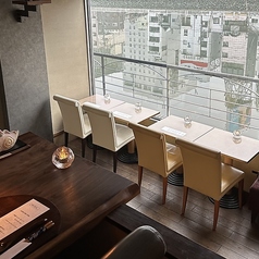 那珂川を見ながらお食事のできる川沿いのテーブル席。